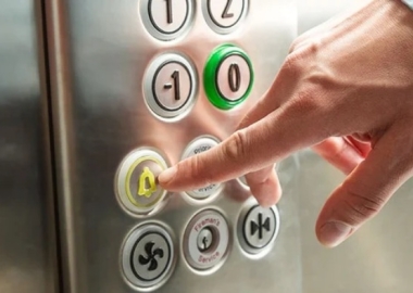 Tìm hiểu 4 nguyên nhân gây ra mùi khó chịu trong thang máy 