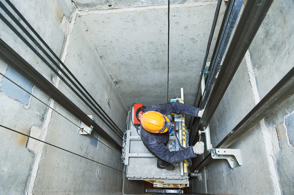 Tại sao cần bảo trì thang máy TpHCM thường xuyên?